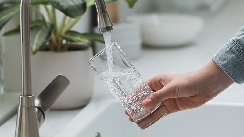 filling-water-glass-from-city-water